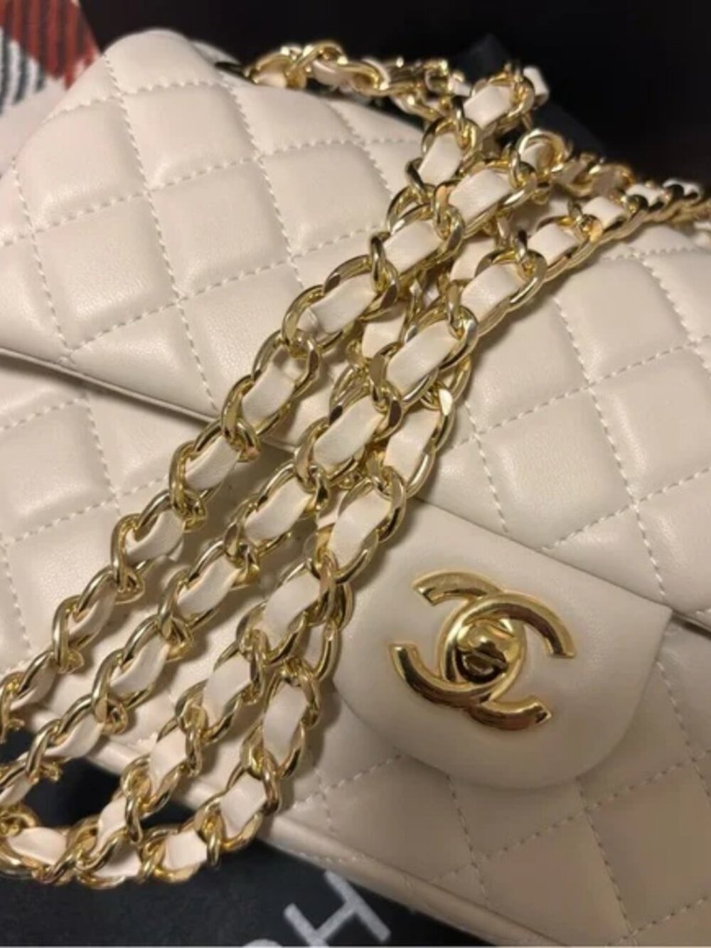 💎Chanel White Quilted Shoulder Bag with Gold Chain - Picture 8 of 8
